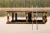 Eine von zwei Sprungplattformen im Badesee